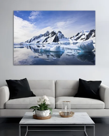 Antarctica: Peisaj glaciar cu munți și iceberguri