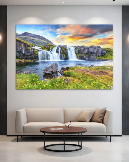 Apus islandez - Cascada Kirkjufellsfoss sub muntele Kirkjufell