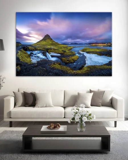 Muntele Kirkjufell și cascada Kirkjufellsfoss oglindite