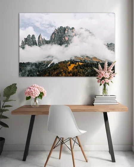 Vârfurile Tre Cime di Lavaredo învăluite în nori
