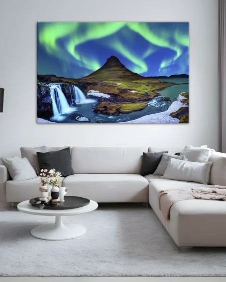 Muntele Kirkjufell și cascada Kirkjufellsfoss sub luminile nordului