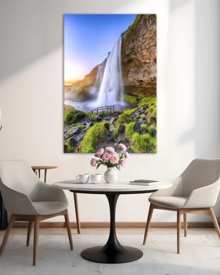 Cascada Seljalandsfoss și peisajul vulcanic la apus