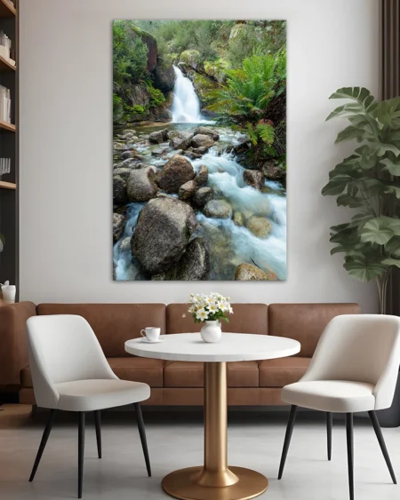 Cascadă spectaculoasă în inima pădurii tropicale
