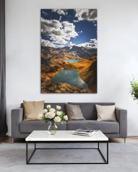Peisaj panoramic cu vârfuri înzăpezite și lacuri alpine