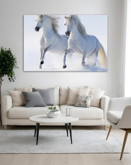 Puterea pură a cailor albi în alergare pe zăpadă