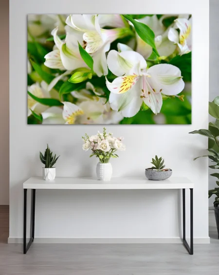 Flori albe de crin într-o artă florală de primăvară